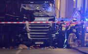 Terroristen pleegden recent diverse aanslagen door met vrachtwagens op mensen in te rijden. Foto: beeld van de aanslag op de kerstmarkt in Berlijn. beeld EPA, Paul Zinken