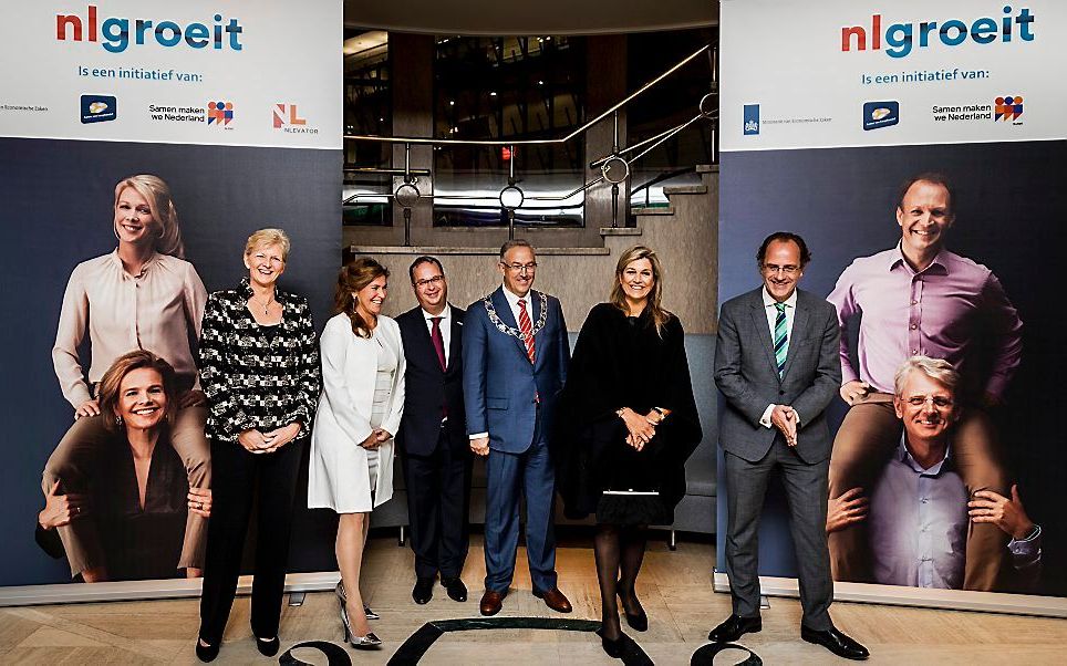 Koningin Maxima (2e r) komt aan bij de kamer van Koophandel in Rotterdam, waar zij een bezoek brengt aan de eerste regionale Groeikamer. Het evenement is georganiseerd door NLgroeit en InnovationQuarter en heeft tot doel het groeivermogen in het Nederland