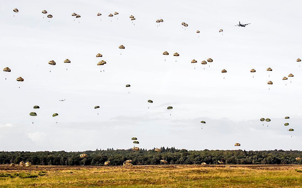 Paradropping van de Rode Baretten op de Ginkelse Heide tijdens de herdenking van Market Garden, september 2018. beeld ANP