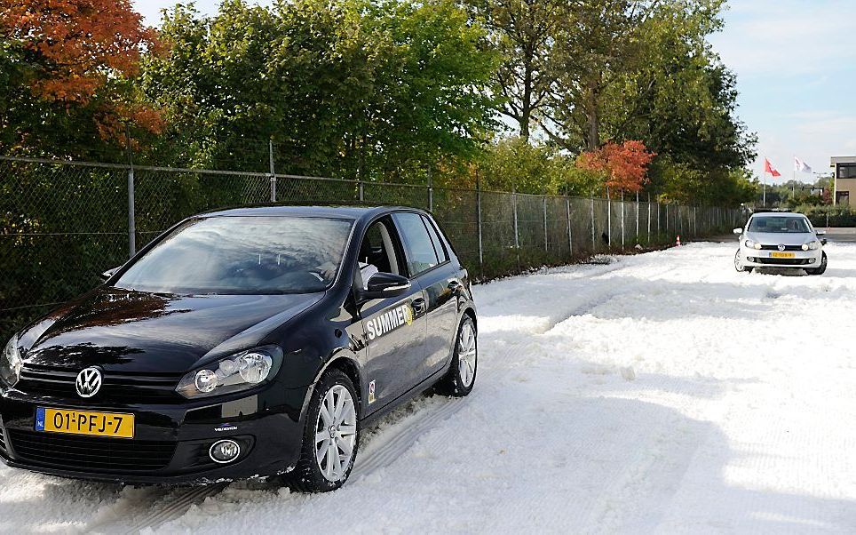 Op de foto kunstsneeuw bij een demonstratie van een bandenfabrikant, maar in het noorden is de eerste natte sneeuw van dit najaar gevallen. Foto ANP