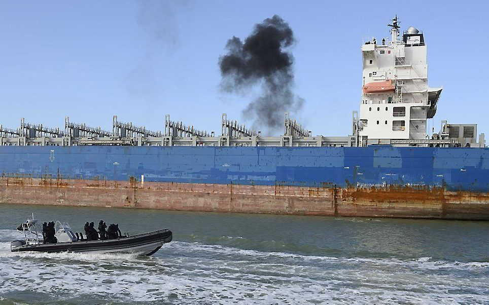 Een schip met ‘nepterroristen’ maandag in de haven van Vlissingen. Foto ANP