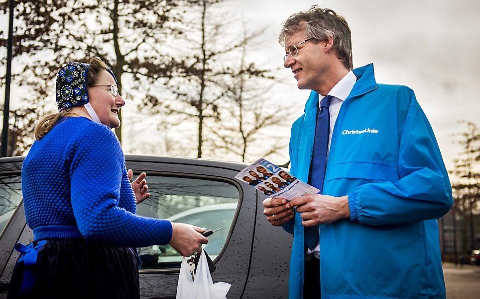 CU-fractievoorzitter Slob in gesprek met een bewoonster van Staphorst. beeld ANP