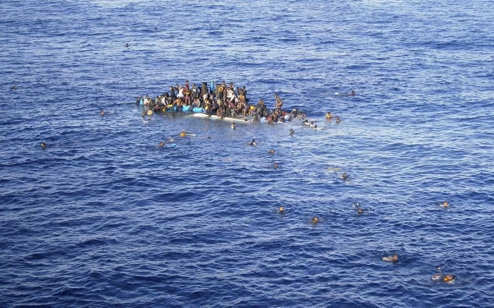 LAMPEDUSA. Alleen al vorige week werden 13.500 migranten op de Middellandse Zee gered. Na de scheepramp van zondag komt het totale dodental van bootvluchtelingen voor dit jaar vermoedelijk op ruim 1500. De meeste vluchtelingen komen op het Italiaanse eila