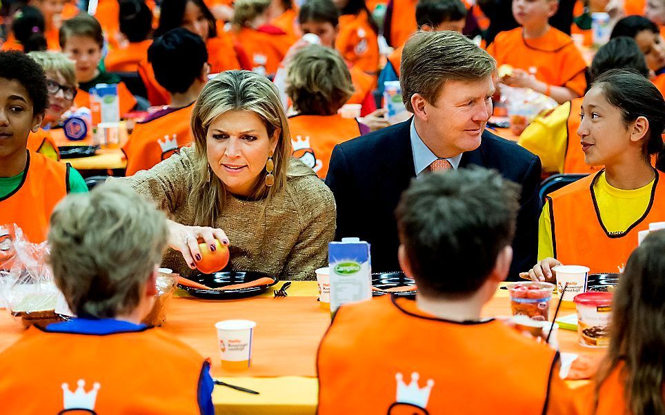 Koningin Maxima en koning Willem-Alexander zitten vrijdag aan een koningsontbijt met leerlingen voorafgaand aan de Koningsspelen. Beeld ANP