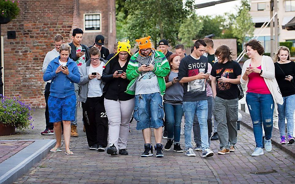 „Het zal toch gebeuren dat je door het vangen van een Pokémon aan je einde komt. Dat is wel bizar”, aldus Veilig Verkeer Nederland. beeld ANP