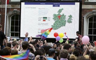 Duizenden Ieren zagen zaterdag dat er slechts één kiesdistrict in meerderheid tegen de invoering van het homohuwelijk was.  beeld AFP