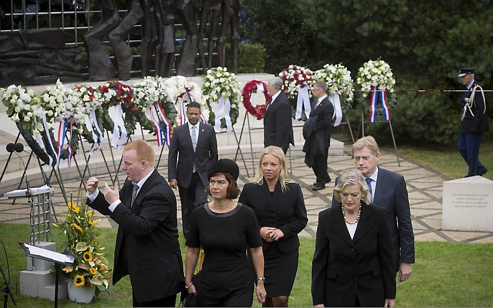 Minister van Defensie Jeanine Hennis-Plasschaert (3eR), VWS staatssecretaris Martin van Rijn (R) en Kamervoorzitters Anouchka van Miltenburg (2eL) en Ankie Broekers-Knol (2eR) herdenken de capitulatie van Japan bij het Indisch Monument. Met de capitulatie