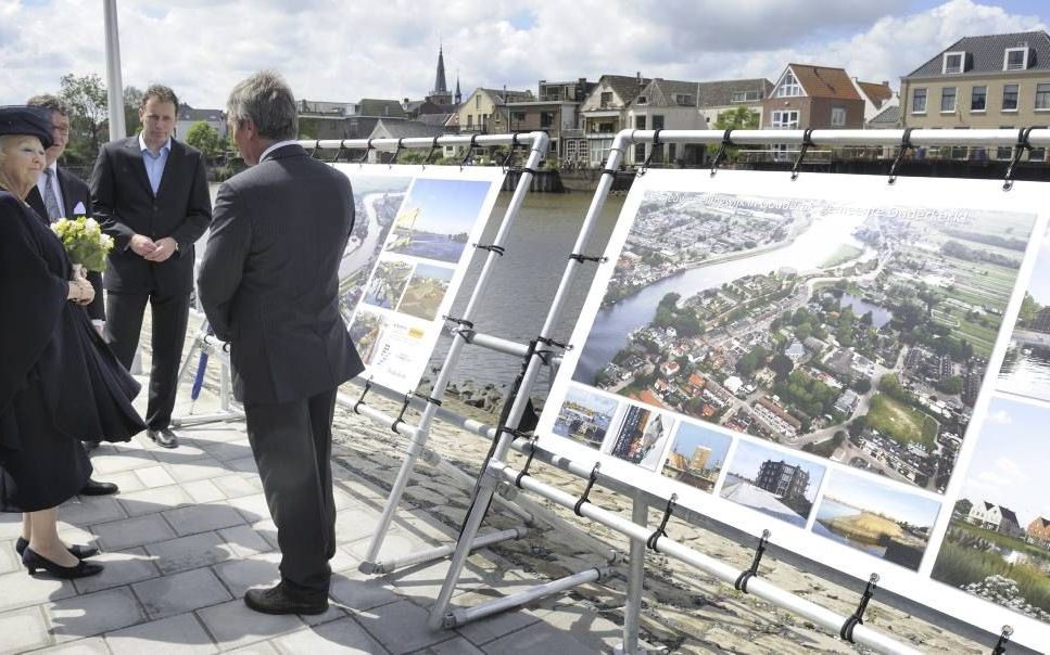 GOUDERAK -  Koningin Beatrix gistermiddag tijdens haar bezoek aan de oplevering van de Zellingwijk in Gouderak, gemeente Ouderkerk. Foto ANP