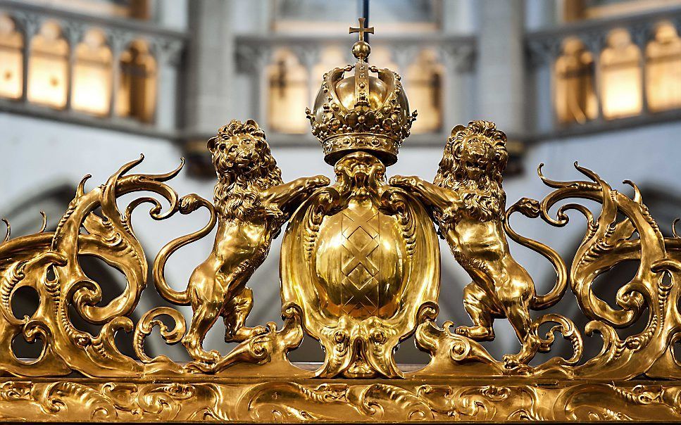 Het koperen koorhek tijdens een flinke opfrisbeurt in de Nieuwe Kerk in Amsterdam. Foto ANP