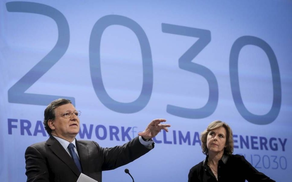 Barroso (l.) en Hedegaard (r.) woensdag tijdens de presentatie van het nieuwe klimaat- en energiebeleid. Foto EPA