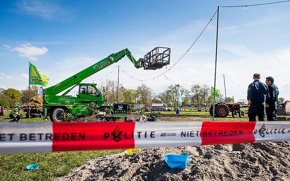 Politie bij de omgevallen hoogwerker. beeld ANP