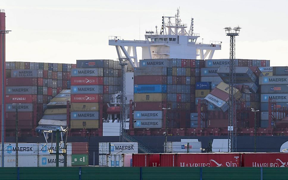 Omgevallen containers aan boord van de MSC Zoe. beeld AFP