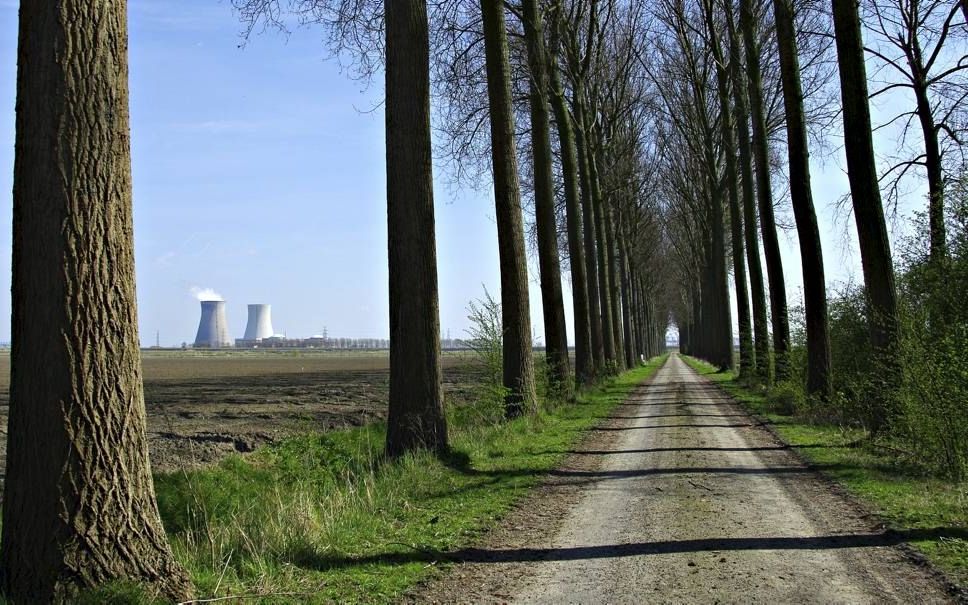 De Hedwigeploder, met op de achtergrond de kerncentrales van Doel. Bij een watersnood is een kernramp niet uit te sluiten, zegt ingenieur Frans Koch. beeld Van Scheyen Fotografie