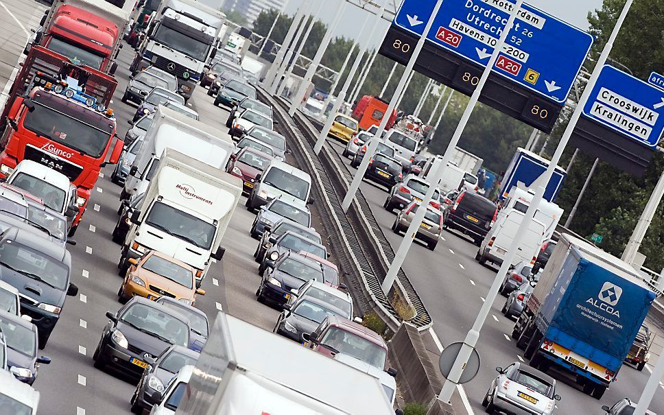 Filerijders in Nederland vinden dat er bij vrienden en collega’s steeds minder begrip is als ze te laat komen door vertraging in het verkeer. Foto ANP