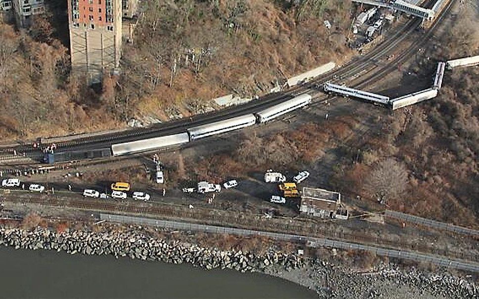 De trein die zondag in New York ontspoorde, heeft waarschijnlijk veel te hard gereden.  beeld EPA