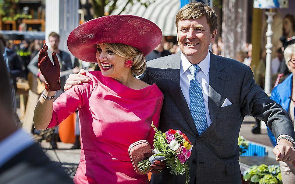 Het Koningspaar op het Scheffersplein in Dordrecht tijdens de viering van Koningsdag. beeld ANP