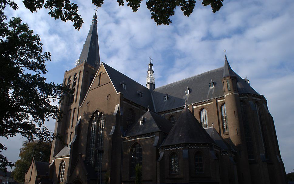 Basiliek H. Calixtuskerk in Groenlo in de Achterhoek.      beeld stpaulusparochie.nl