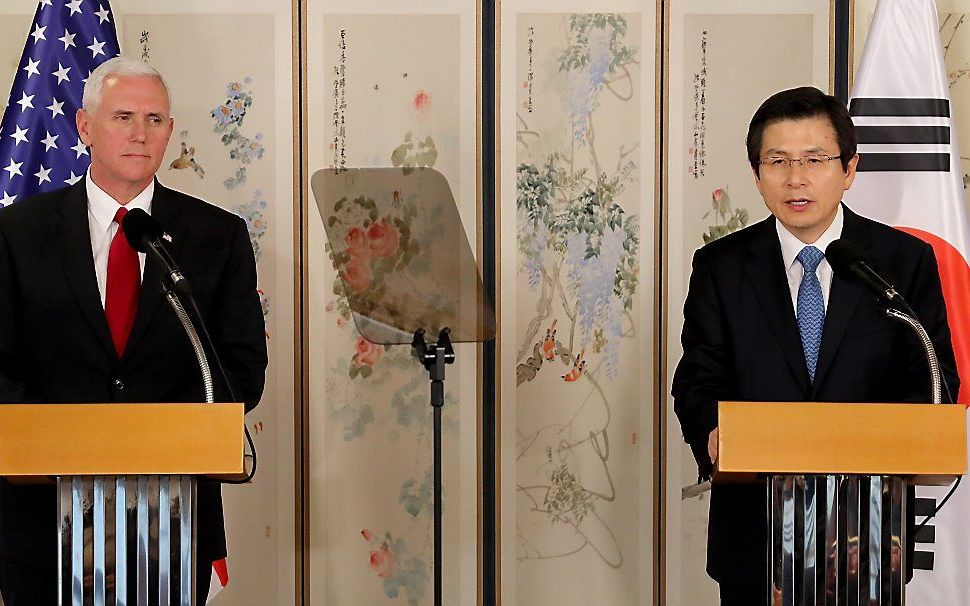 Mike Pence (l.) op bezoek bij waarnemend president Hwang Kyo-ahn (r.) van Zuid-Korea. beeld AFP