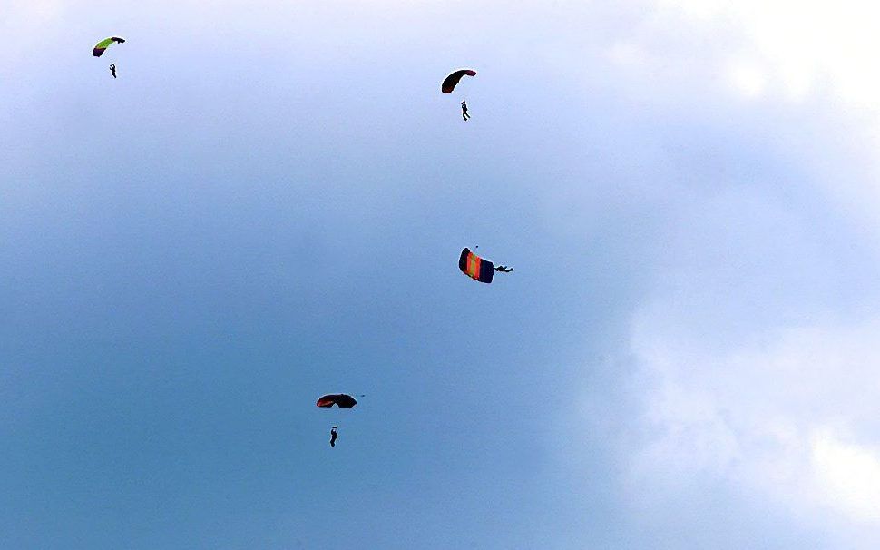 Archieffoto van parachutisten bij Teuge. beeld ANP