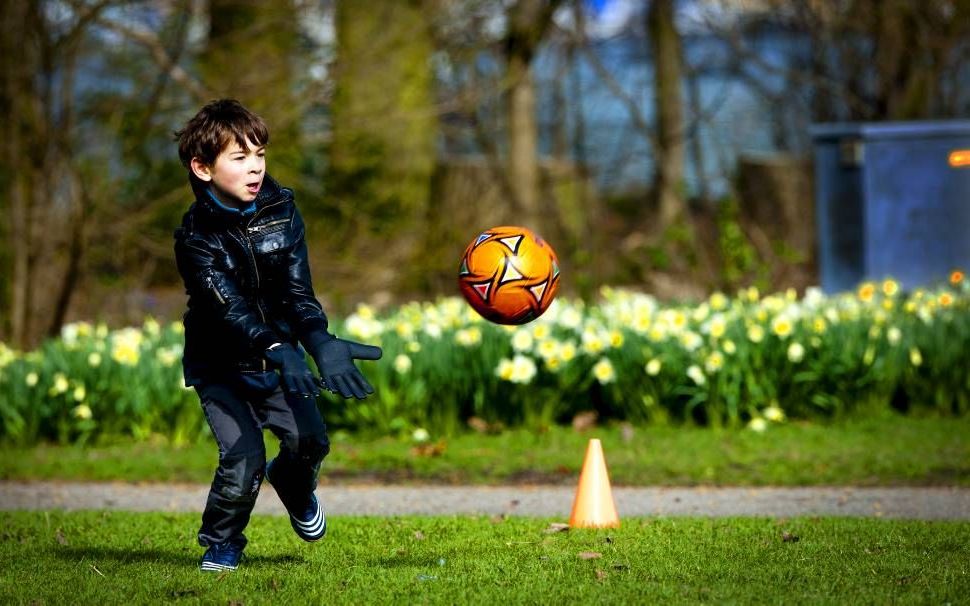 Onderzoek door kaasproducent Milner laat zien dat ouders het weliswaar belangrijk vinden dat hun kinderen buiten spelen, maar dat ze de tijd met hun kroost in de praktijk meestal anders doorbrengen. Foto ANP