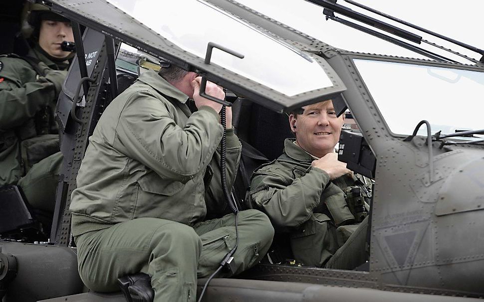 Prins Willem-Alexander na afloop van een vlucht in een Apache. Foto ANP