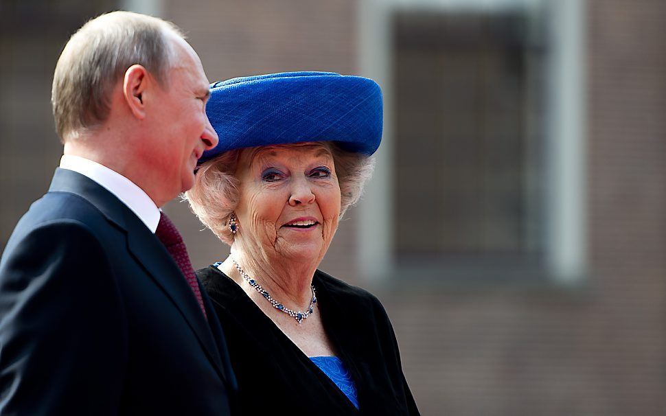 Koningin Beatrix en de Russische president Vladimir Poetin komen aan bij het Hermitage Amsterdam voor een bezoek aan de tentoonstelling 'Peter de Grote, een bevlogen tsaar'. Foto ANP