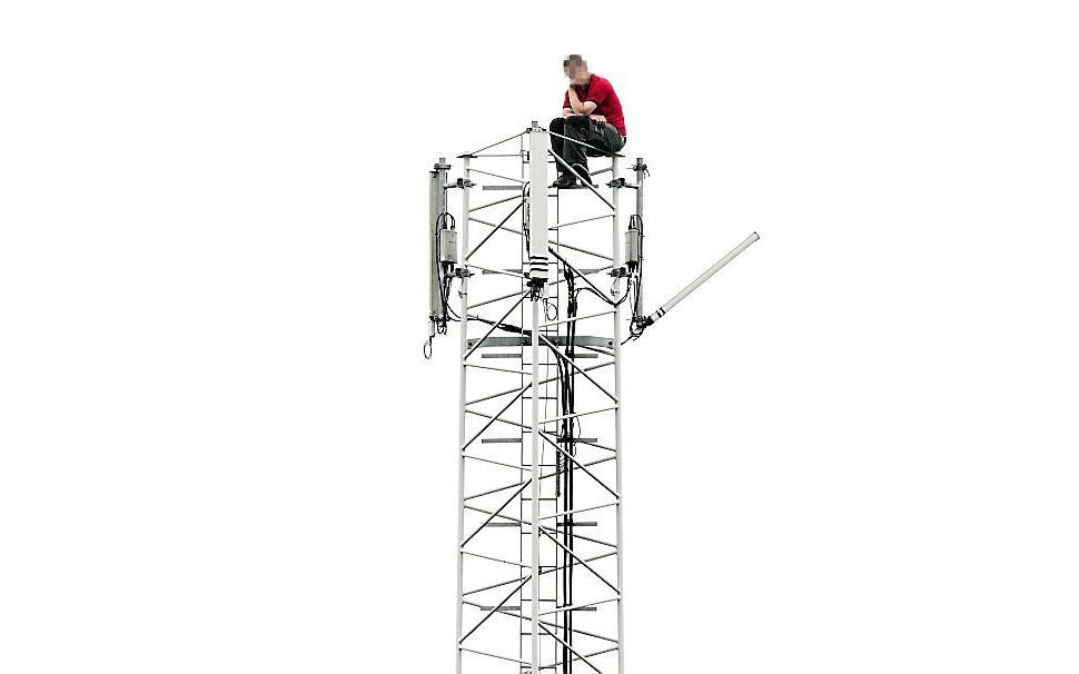 De man die donderdag de hele dag in een telefoonmast in Cuijk zat, wordt verdacht van brandstichting in het huis waar donderdagochtend drie doden werden gevonden. Foto ANP