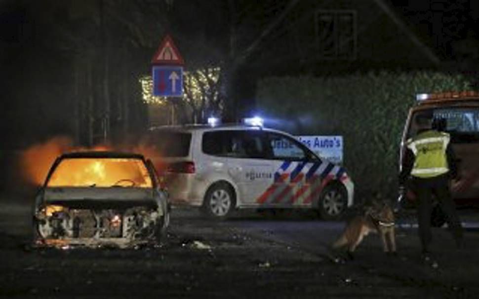 De vlam slaat regelmatig in de pan tijdens de jaarwisseling in Veen. Het OM heeft besloten 87 van de 100 opgepakte jongeren tijdens oud en nieuw niet langer te vervolgen. beeld ANP