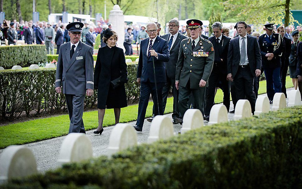 Prinses Margriet en Pieter van Vollenhoven op het Militaire Ereveld Grebbeberg in Rhenen. beeld ANP