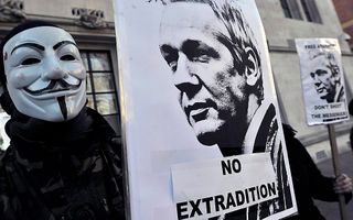 Demonstrant protesteert tegen uitzetting WikiLeaksvoorman Assange. Foto EPA