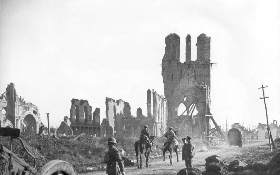 Verwoest Ieper in België. beeld Spaarnestad Photo