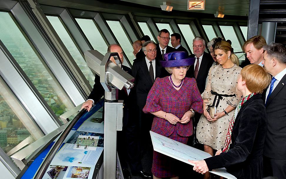 Koningin Beatrix, prinses Maxima en prins Willem Alexander krijgen woensdag op de Fernsehturm -televisietoren- uitleg over de de stad Berlijn. Foto ANP