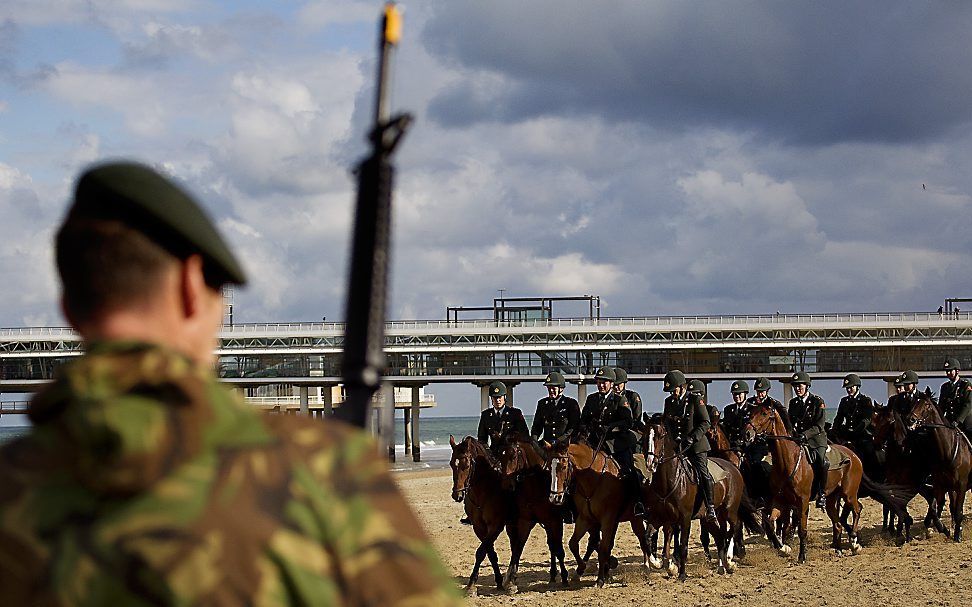 Paarden oefenen op het Scheveningse strand voor Prinsjesdag.  Foto ANP