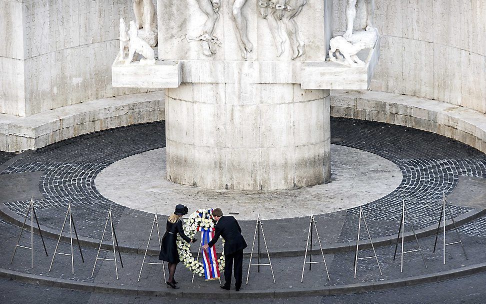 De koning en koningin leggen een krans. beeld ANP