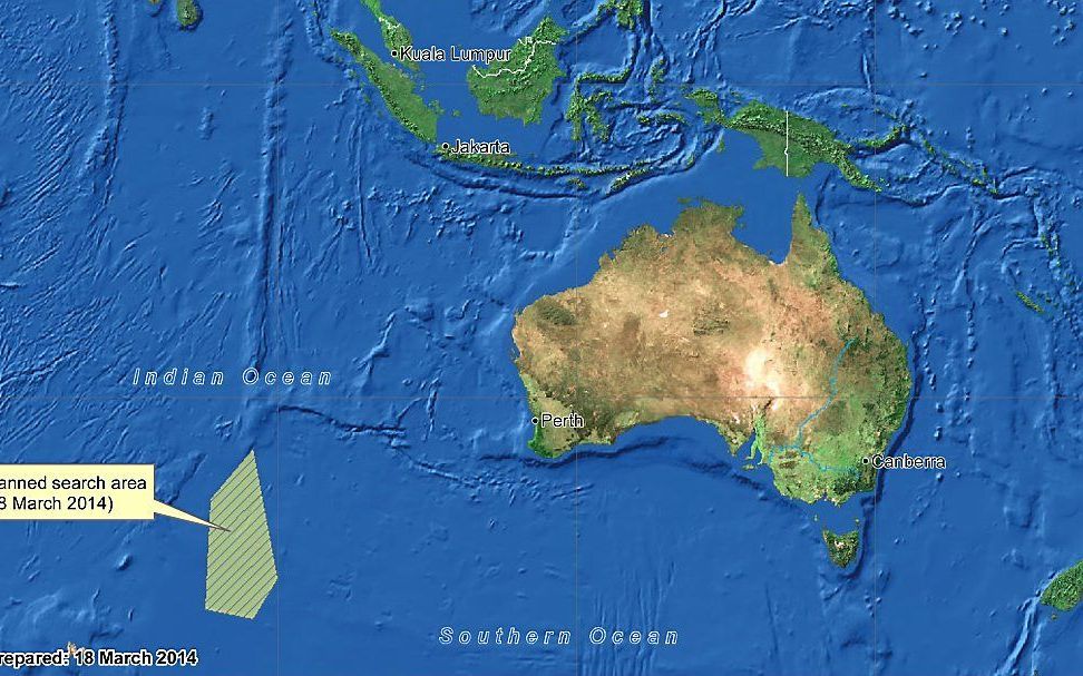 Op satellietbeelden zijn mogelijk twee wrakstukken gezien van de vermiste Boeing van Malaysia Airlines. Dat heeft de Australische premier Tony Abbott donderdag gezegd. beeld AFP