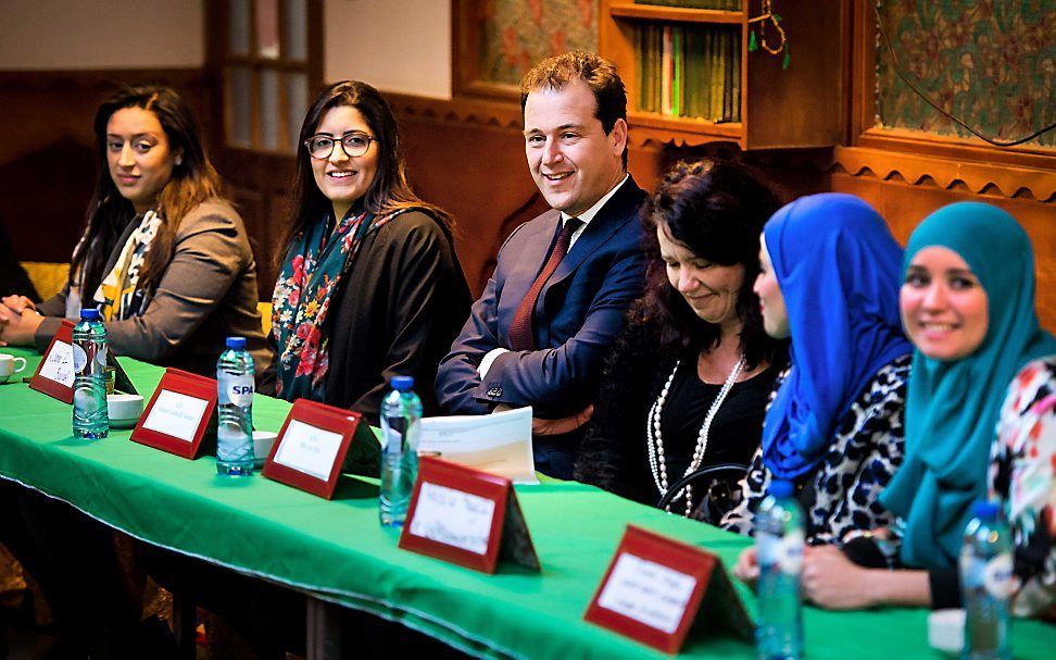 Minister Lodewijk Asscher van Sociale Zaken en Werkgelegenheid na aankomst voor een bijeenkomst met Contactorgaan Moslims en Overheid (CMO) in de Al-Kabir moskee. Asscher vindt het ook een verantwoordelijkheid van de islamitische samenleving zelf om buite