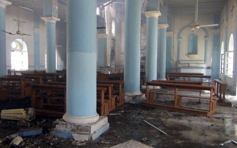 Het vernielde interieur van de St. Jozefkerk in Aden. beeld AFP