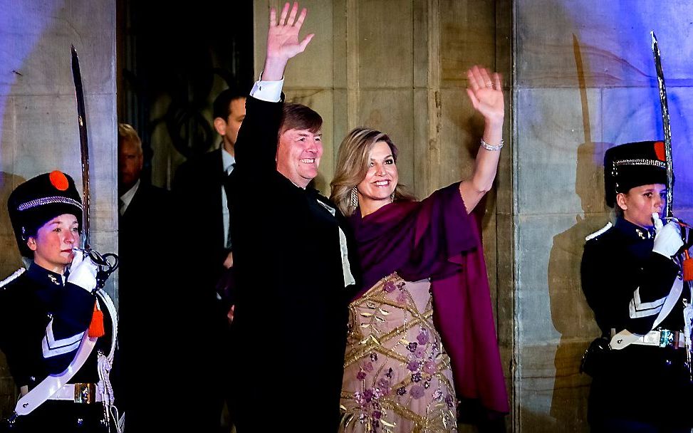 Honderden mensen gaan op de foto met koningin Maxima en Willem-Alexander na afloop van een feestelijk diner met 150 Nederlanders van vijftig jaar die werden uitgenodigd ter gelegenheid van de 50ste verjaardag van de koning. beeld ANP