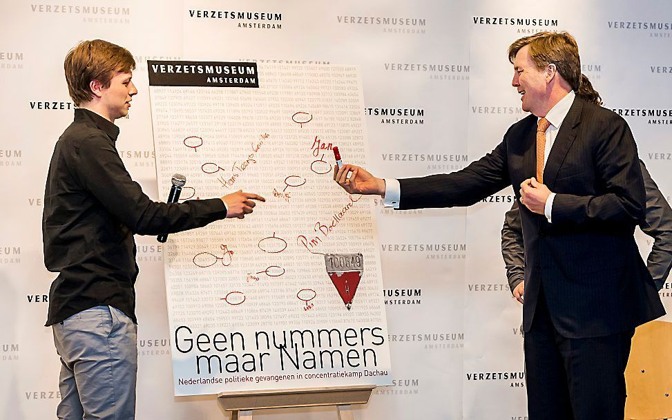 Koning Willem-Alexander opent de tentoonstelling ”Geen nummers maar namen” in het Verzetsmuseum. beeld ANP