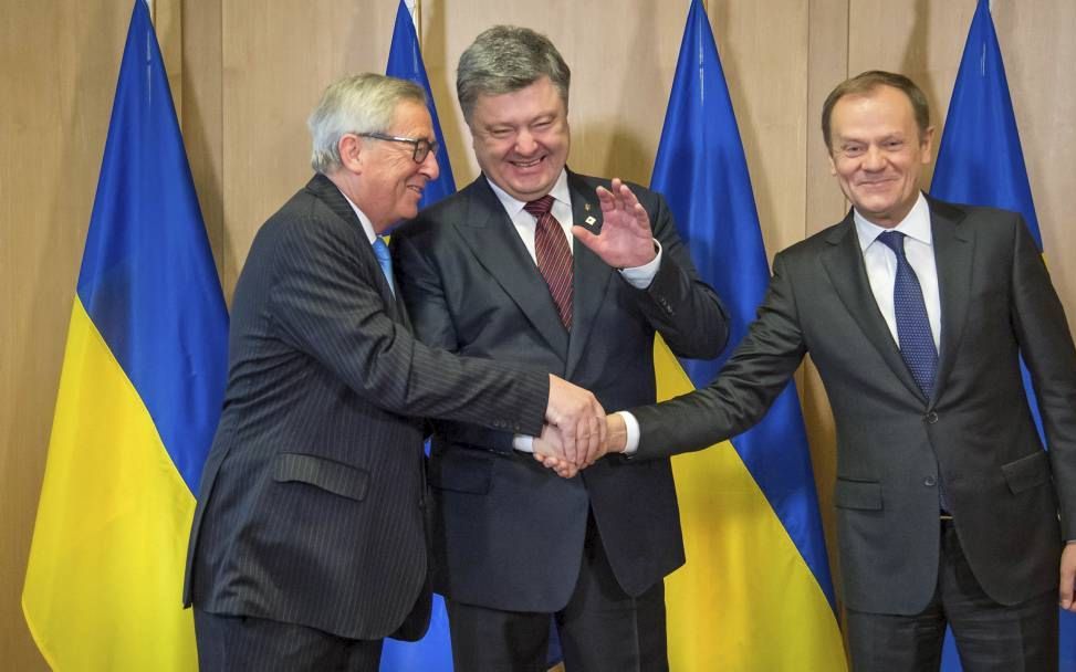 Aan hartelijkheid is nooit een gebrek bij de top van de Europese Unie. President Juncker van de Europese Commissie (l.) en voorzitter Tusk van de regeringsleiders (r.) ontvingen vanochtend de Oekraïense president Porosjenko (m.). Het gesprek ging over het