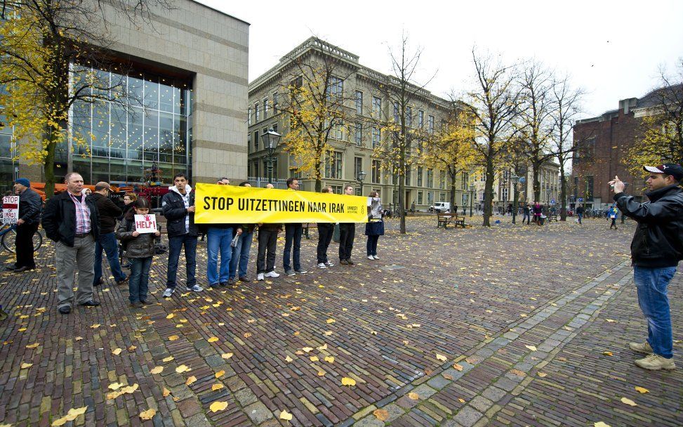 Leden van Amnesty International houden dinsdag op het Plein in Den Haag een picket-line tegen gedwongen uitzettingen van afgewezen asielzoekers naar Irak.  Foto ANP