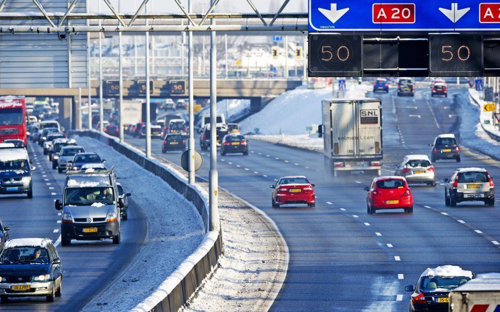 Matrixborden op de A20 bij Rotterdam geven maandag een maximumsnelheid van 50 kilometer per uur aan. Foto ANP