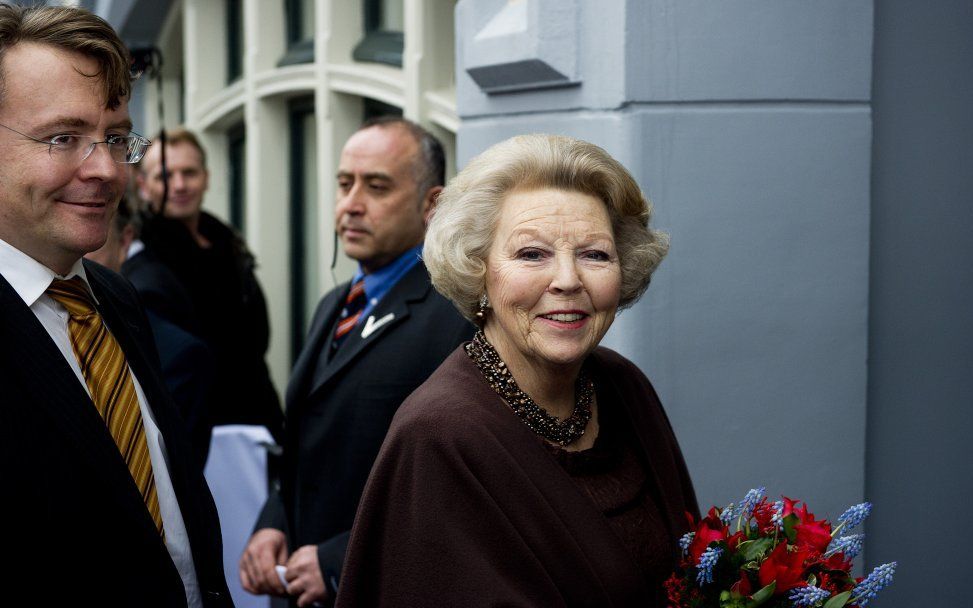 AMSTERDAM - Koningin Beatrix en prins Johan-Friso komen vrijdag aan bij centrum De Nieuwe Liefde in Amsterdam. Foto ANP