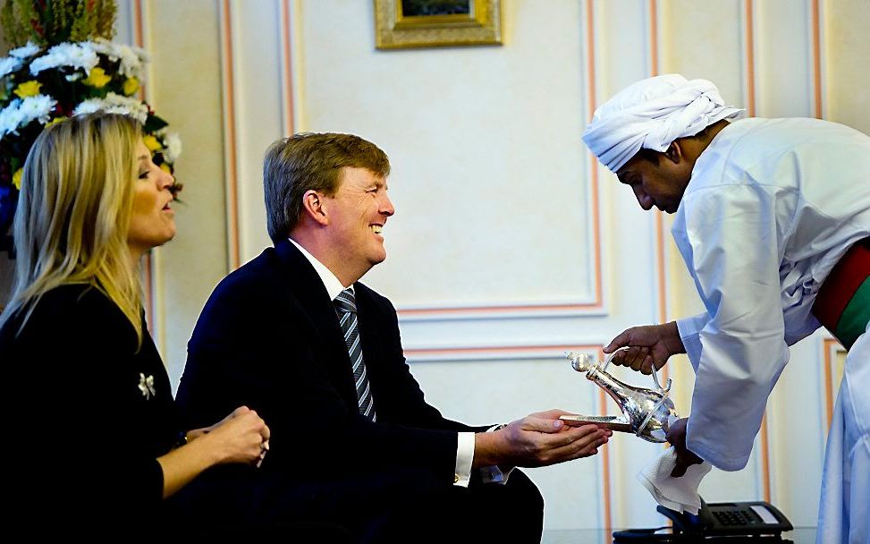 Prins Willem-Alexander en prinses Maxima worden ceremonieel ontvangen op de op het vliegveld van Masqat in Oman.  Foto ANP