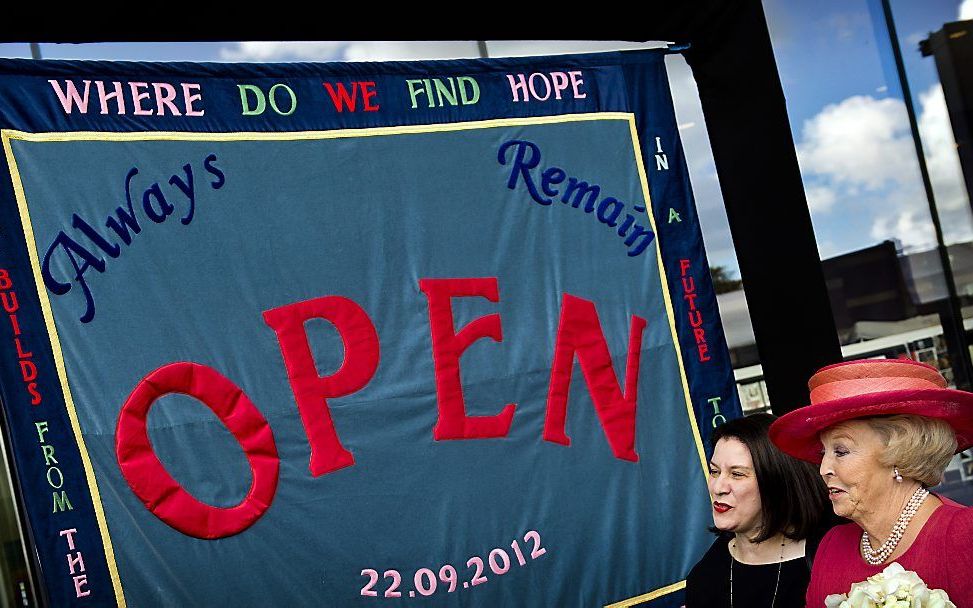 Koningin heropent Stedelijk Museum.  Foto ANP