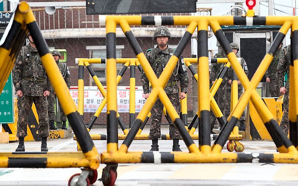 Zuid-Koreaanse militairen bewaken de grens met Noord-Korea. De spanningen tussen de landen lopen verder op. Foto EPA