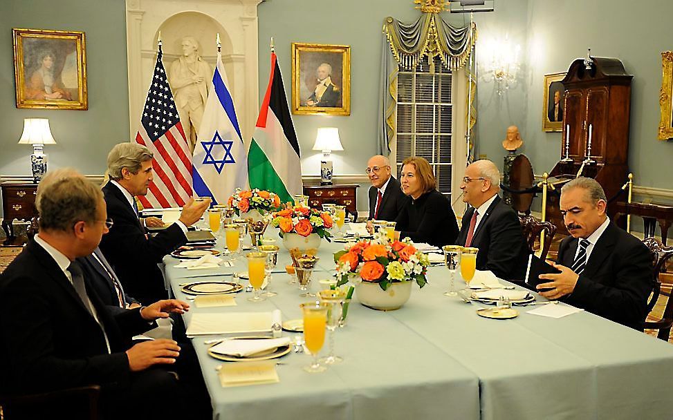 Start van de onderhandelingen, eind juli, onder leiding van John Kerry (links). Foto EPA