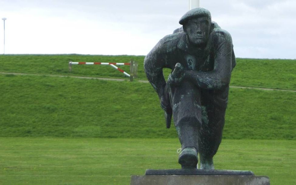 VLISSINGEN. De verplaatsing van het Landingsmonument in Vlissingen van de landzijde van de Oranjedijk (foto) naar de zeezijde was omstreden. De verplaatsing moet in juni gereed zijn. Het beeld wordt dan onderdeel van een herdenkingsplein. beeld Van Scheye