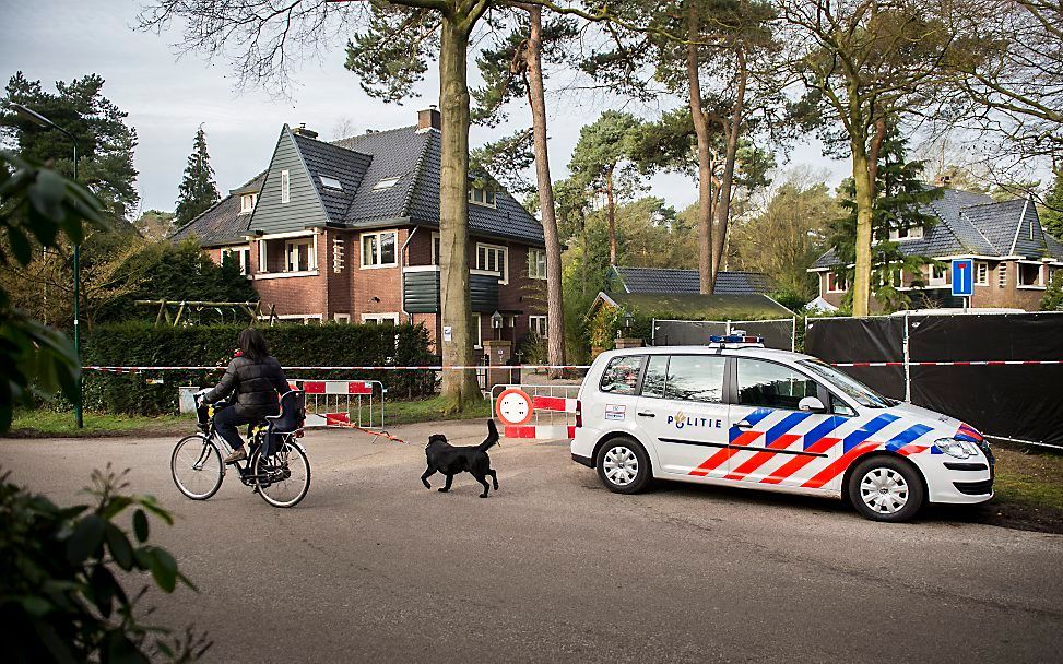 Forensische experts van de politie en het Nederlands Forensisch Instituut analyseren eind februari sporen die zijn gevonden in en bij de garage van oud-minister Els Borst. Foto ANP