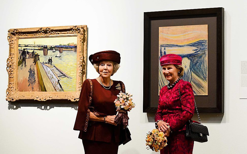 Prinses Beatrix en koningin Sonja van Noorwegen tijdens de opening van de tentoonstelling Munch : Van Gogh in het Van Gogh Museum. beeld ANP